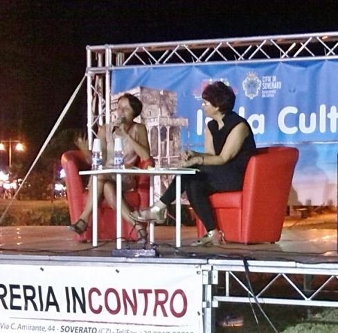 Con Patrizia Fulciniti - Biblioteca Errante di Vallefiorita, Soverato (16 agosto 2014)